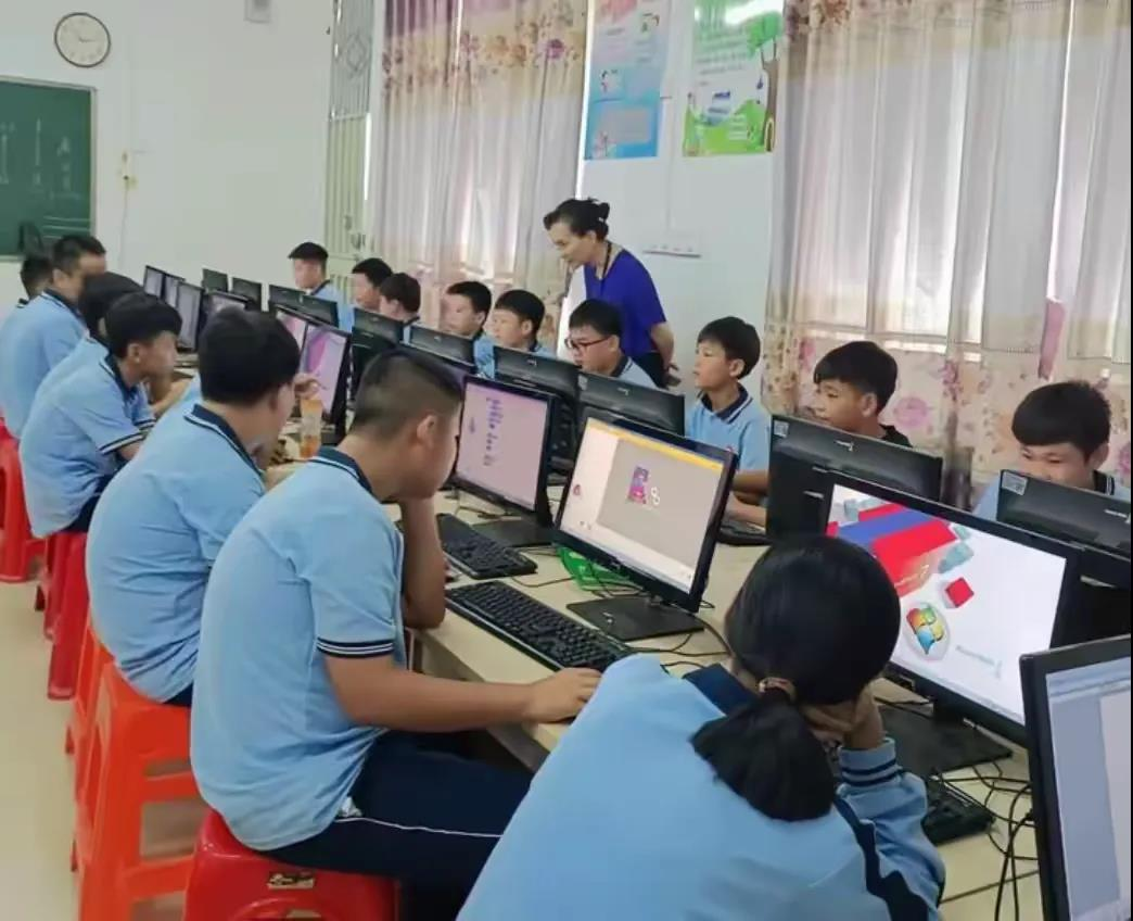 “解码信息课堂，共创数字未来” 记定安信息学科实习巡回指导听评课活动