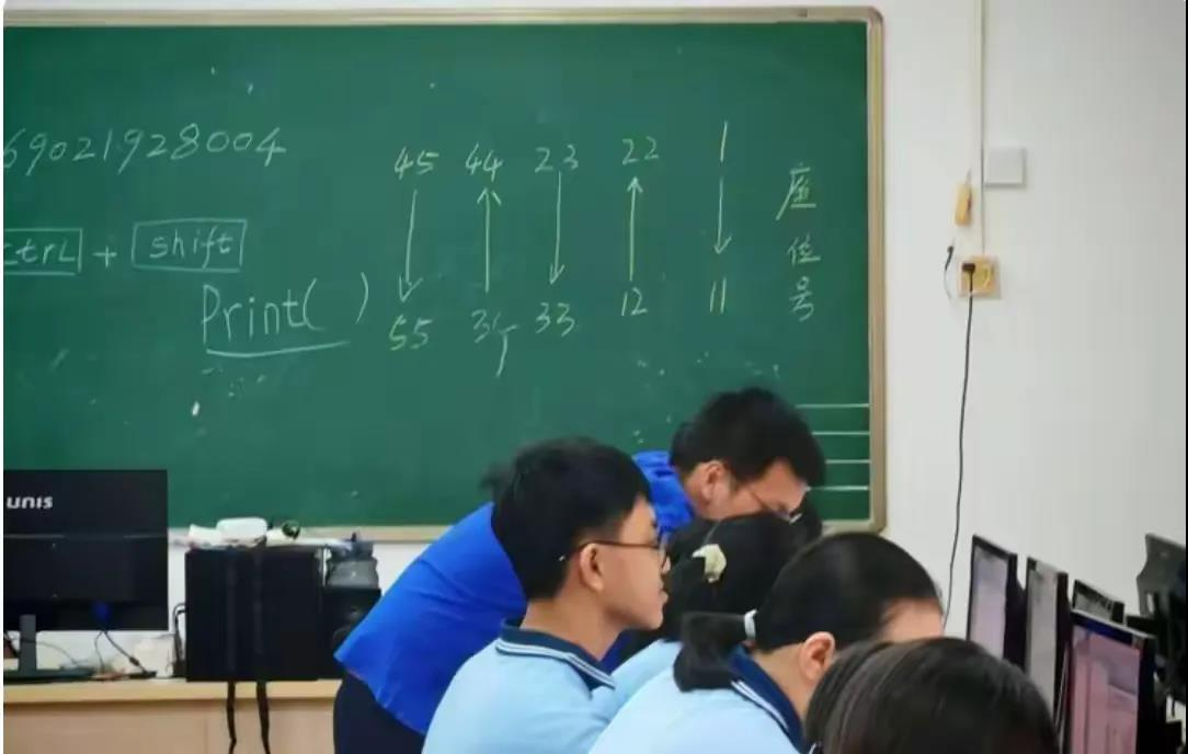 “解码信息课堂，共创数字未来” 记定安信息学科实习巡回指导听评课活动