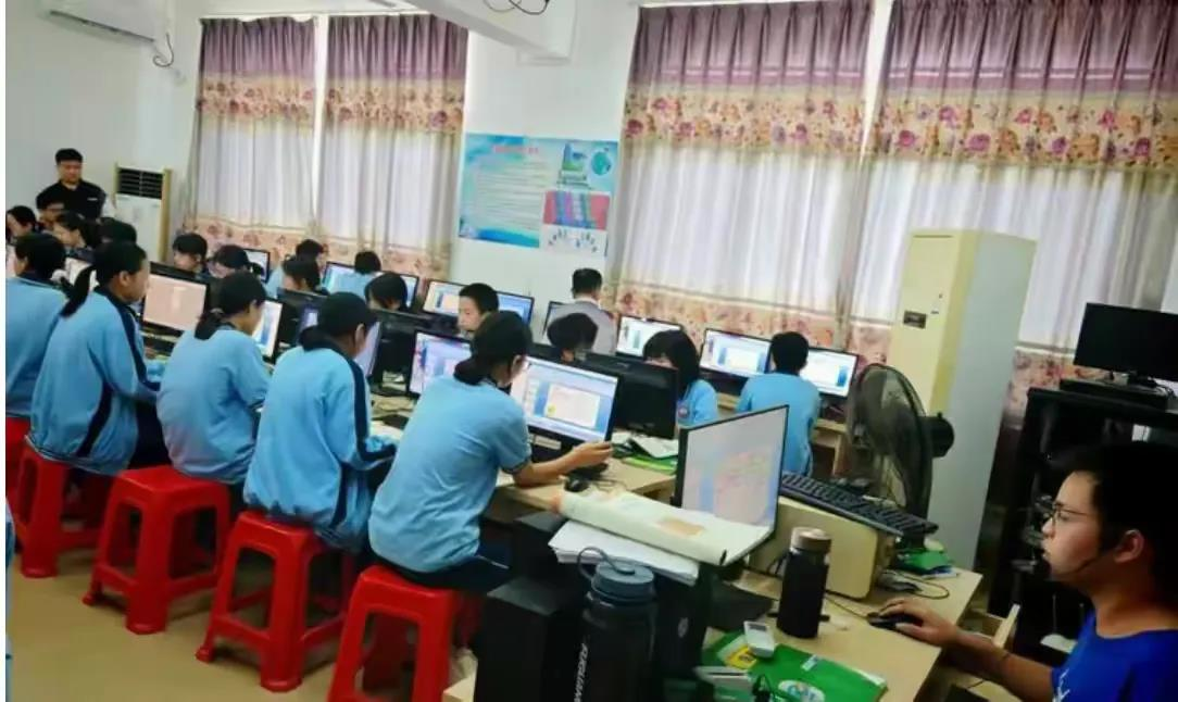 “解码信息课堂，共创数字未来” 记定安信息学科实习巡回指导听评课活动