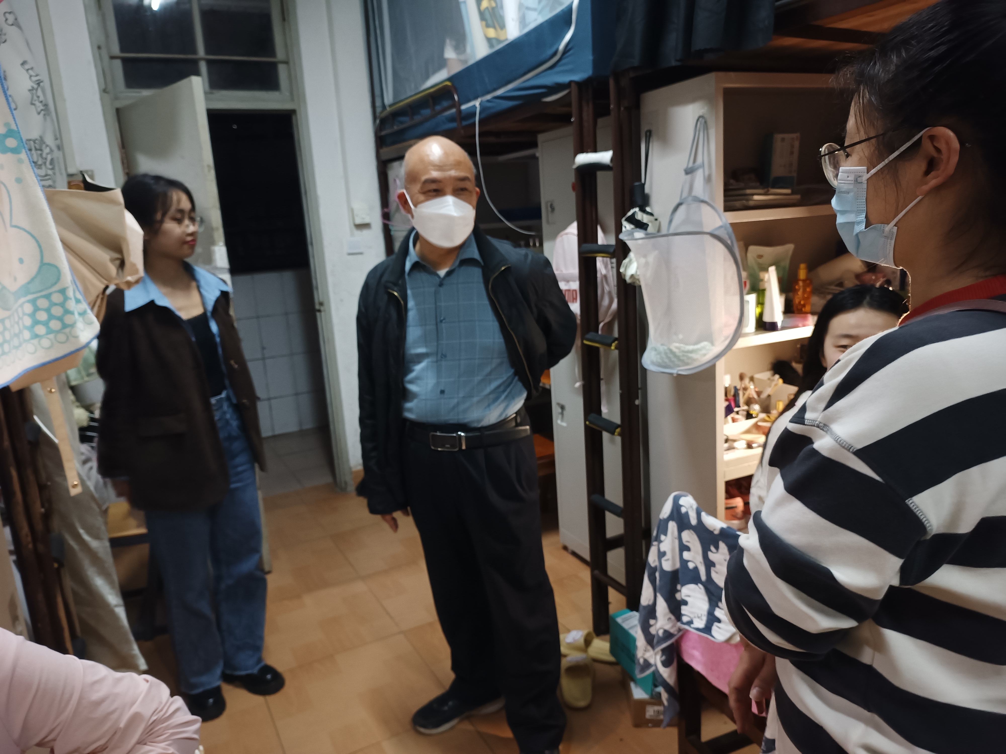 学院党委书记沈有建教授走访学生宿舍