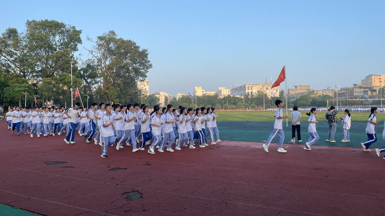 青春礼赞——澄迈中学校园里的国庆节序曲
