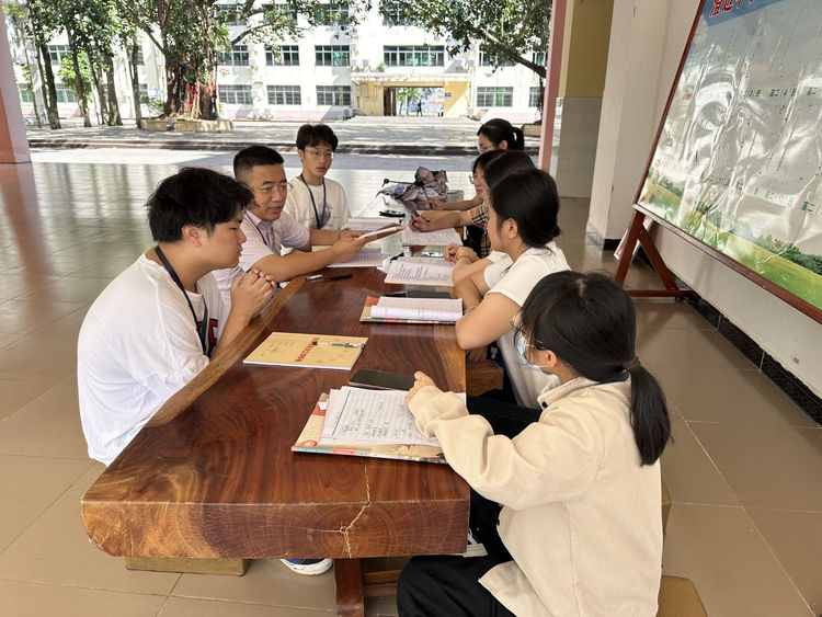 青春礼赞——澄迈中学校园里的国庆节序曲
