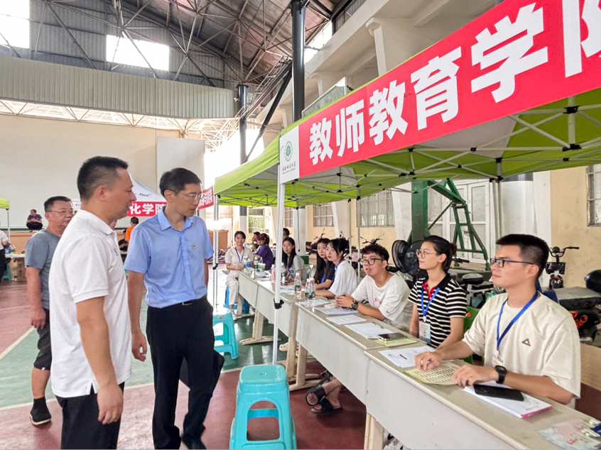 教师教育学院全力以赴，确保迎新工作顺利进行