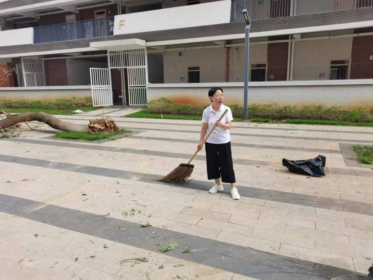 不惧困难，勇往直前——学院领导和老师在台风恶劣天气下护航实习工作