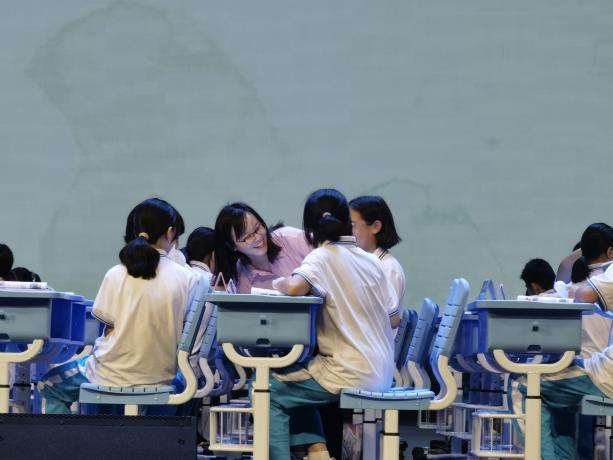2023级学科英语研究生赴海南中学（美伦校区）参加教学开放周暨美府同课异构活动