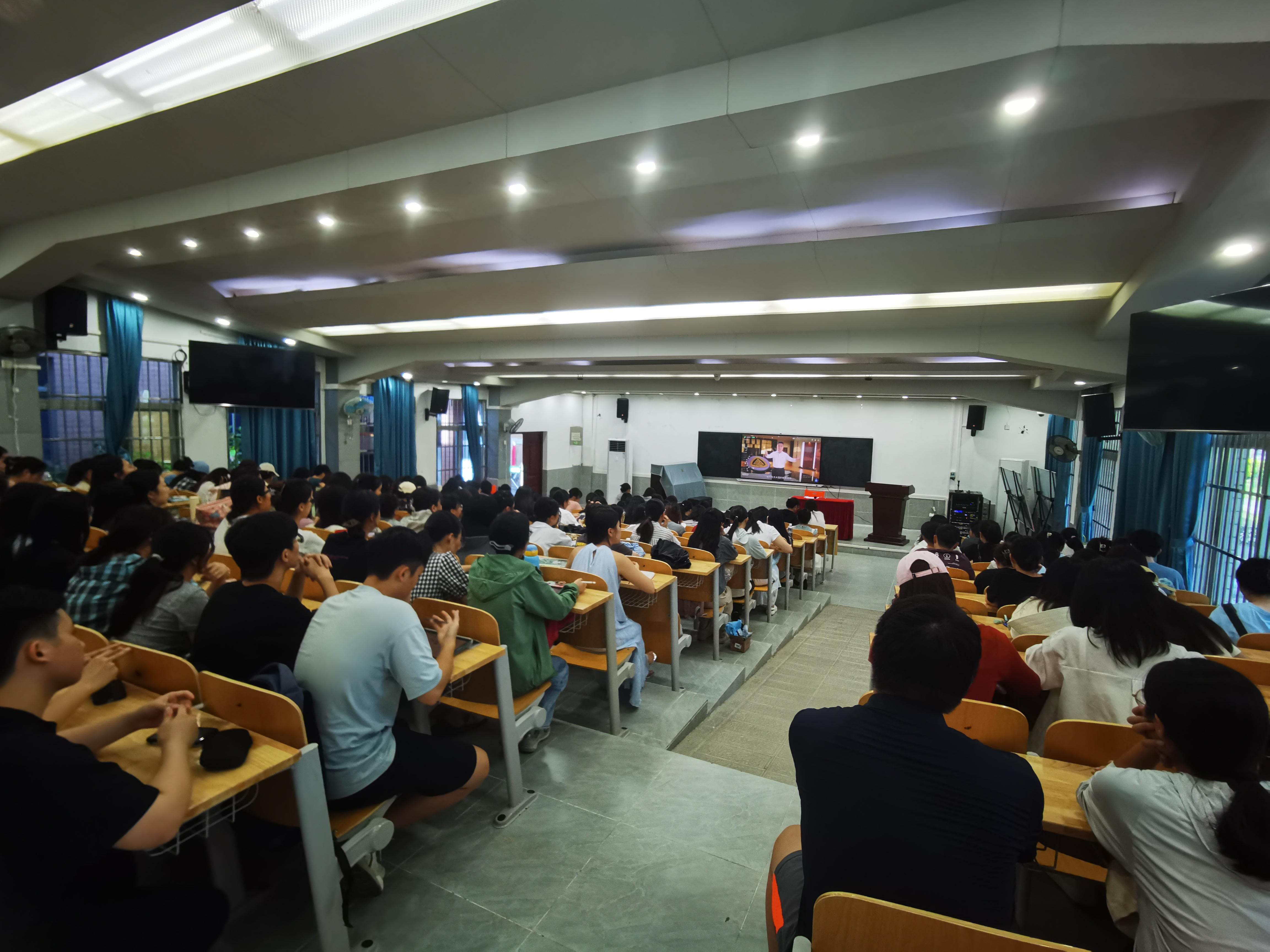 教师教育学院组织学生观看“2024年高校党组织示范微党课”
