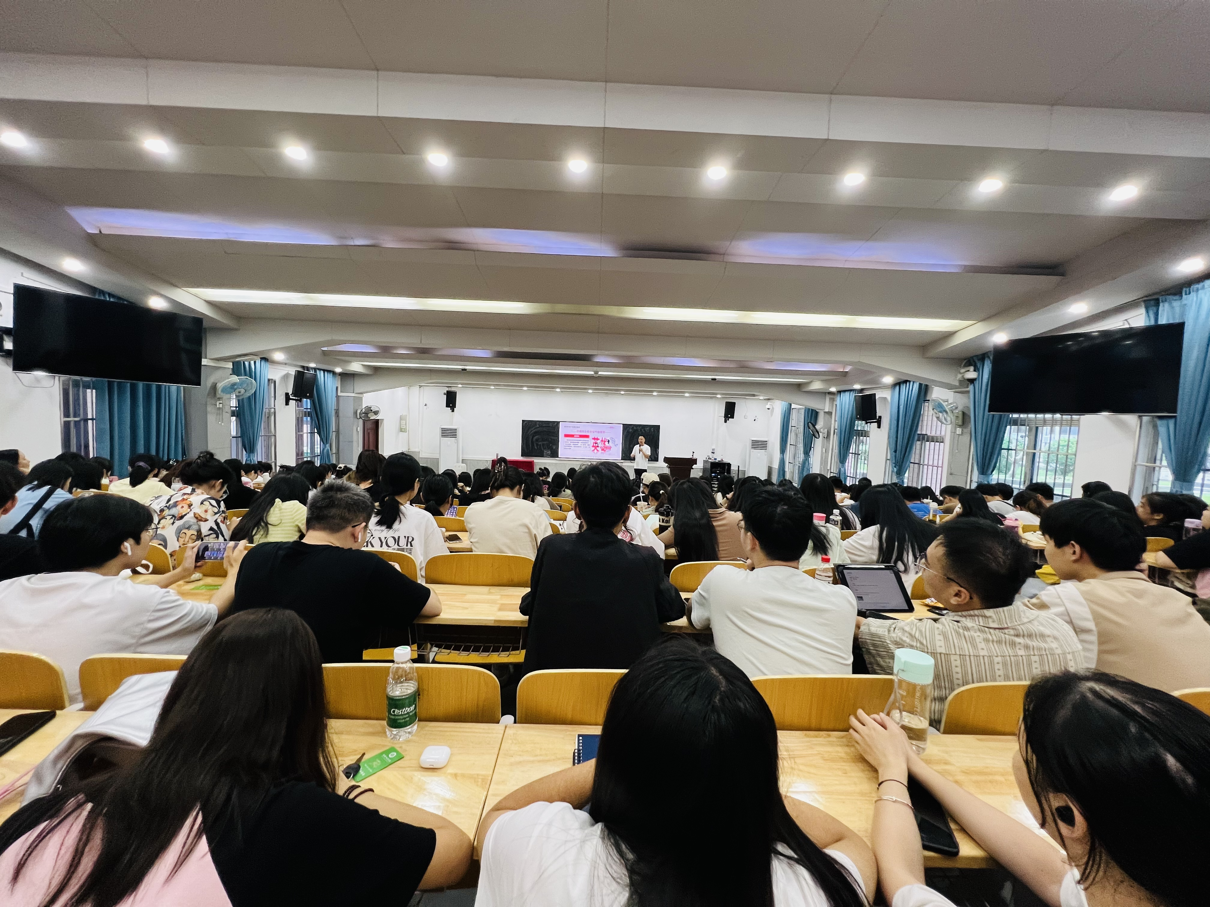 学院召开2023级研究生意识形态主题班会