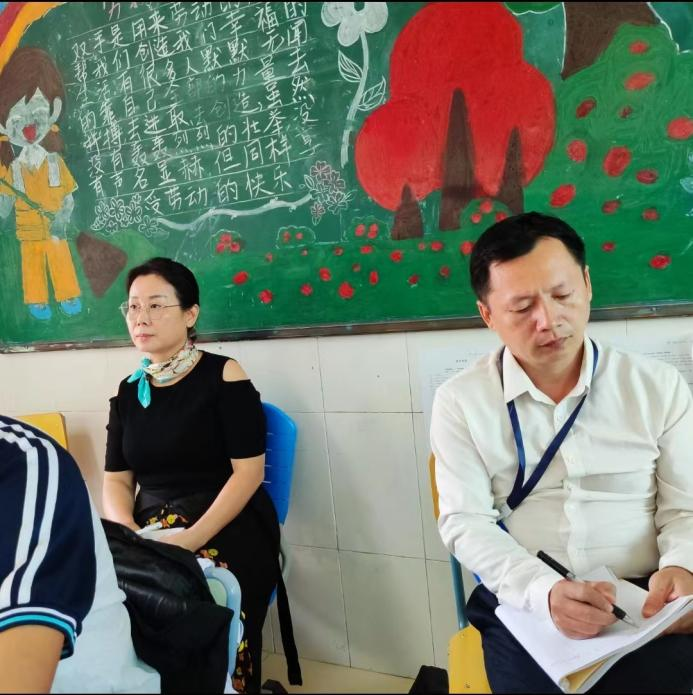 “教授博士团队服务基础教育”项目成员赴海南师范大学附属三亚学校指导教学