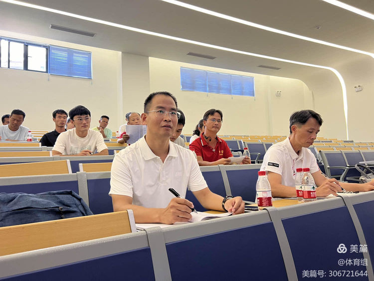 巡回指导教师指导实习生参与澄迈县体育教研活动