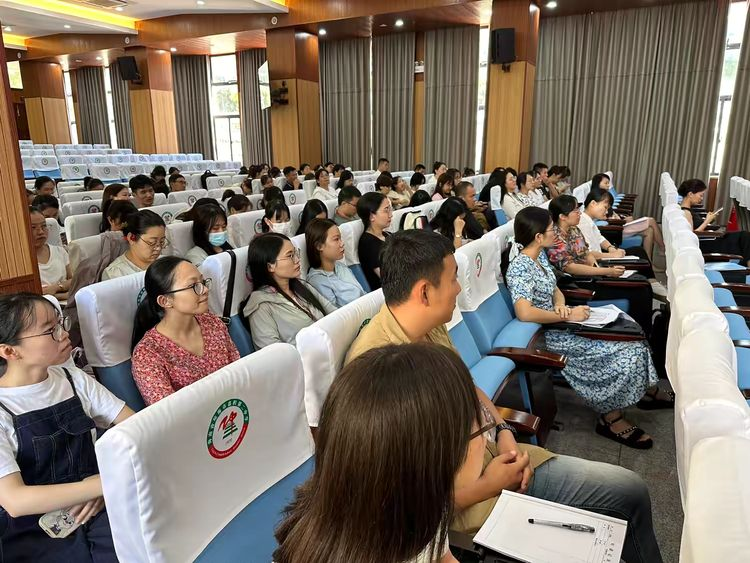 海南师范大学“教授博士服务基础教育”项目走进琼海市地理学科教研活动