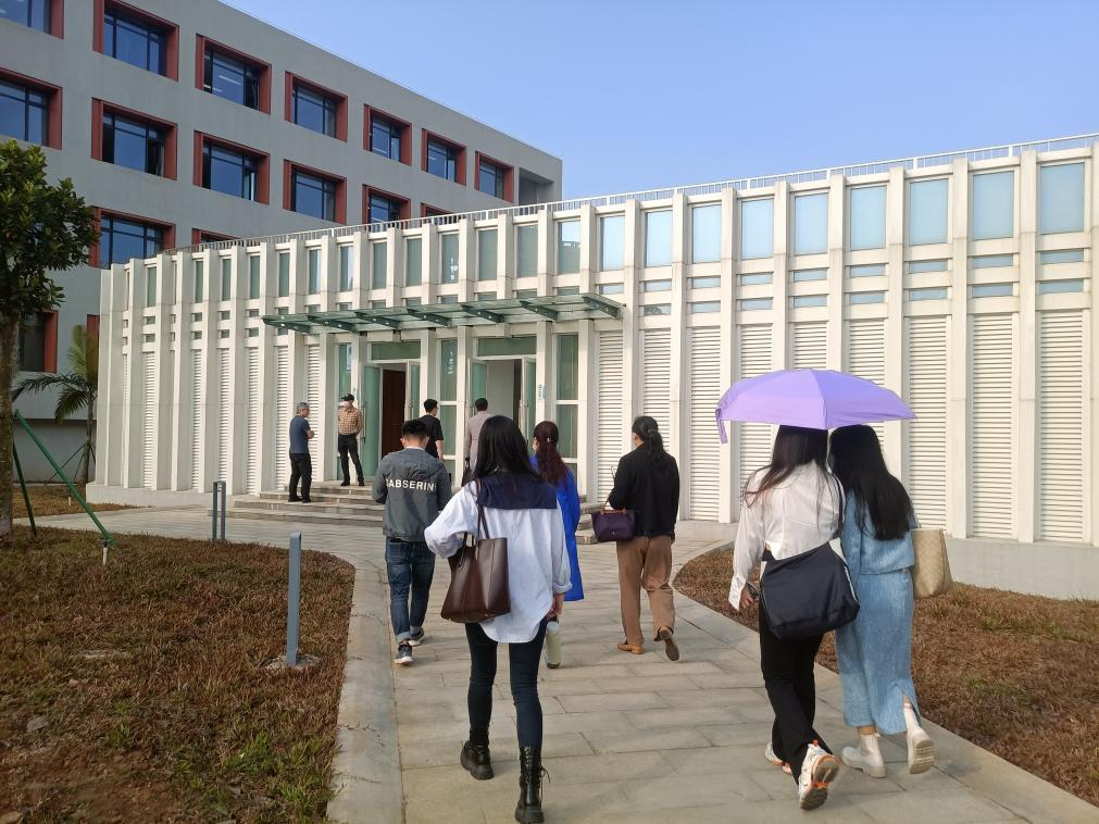 2022级学科美术研究生参加海南中学教学开放周暨“美府同课异构”活动
