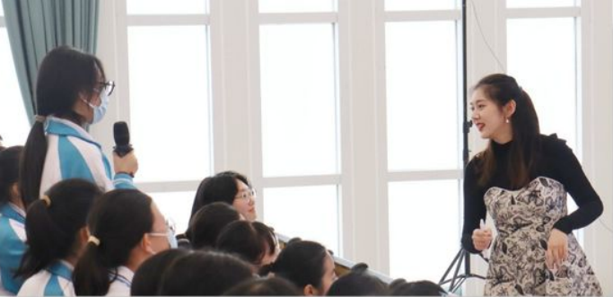2022级学科美术研究生参加海南中学教学开放周暨“美府同课异构”活动