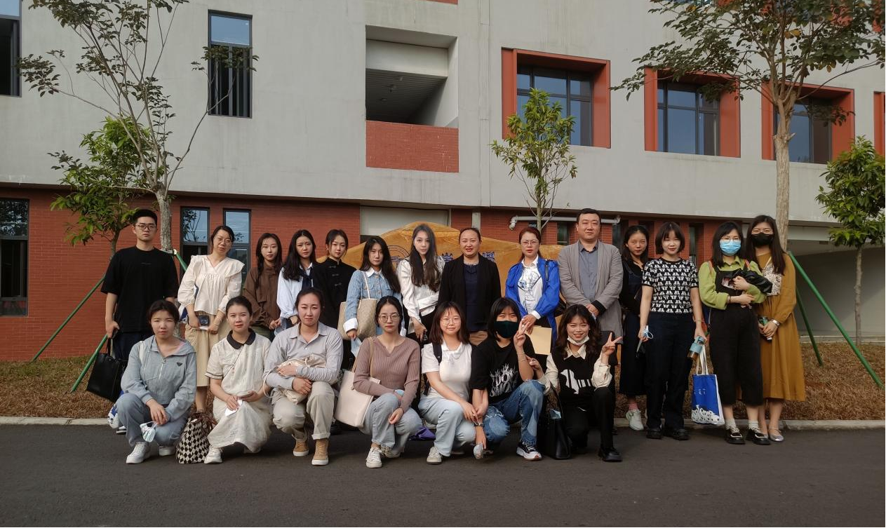 2022级学科美术研究生参加海南中学教学开放周暨“美府同课异构”活动