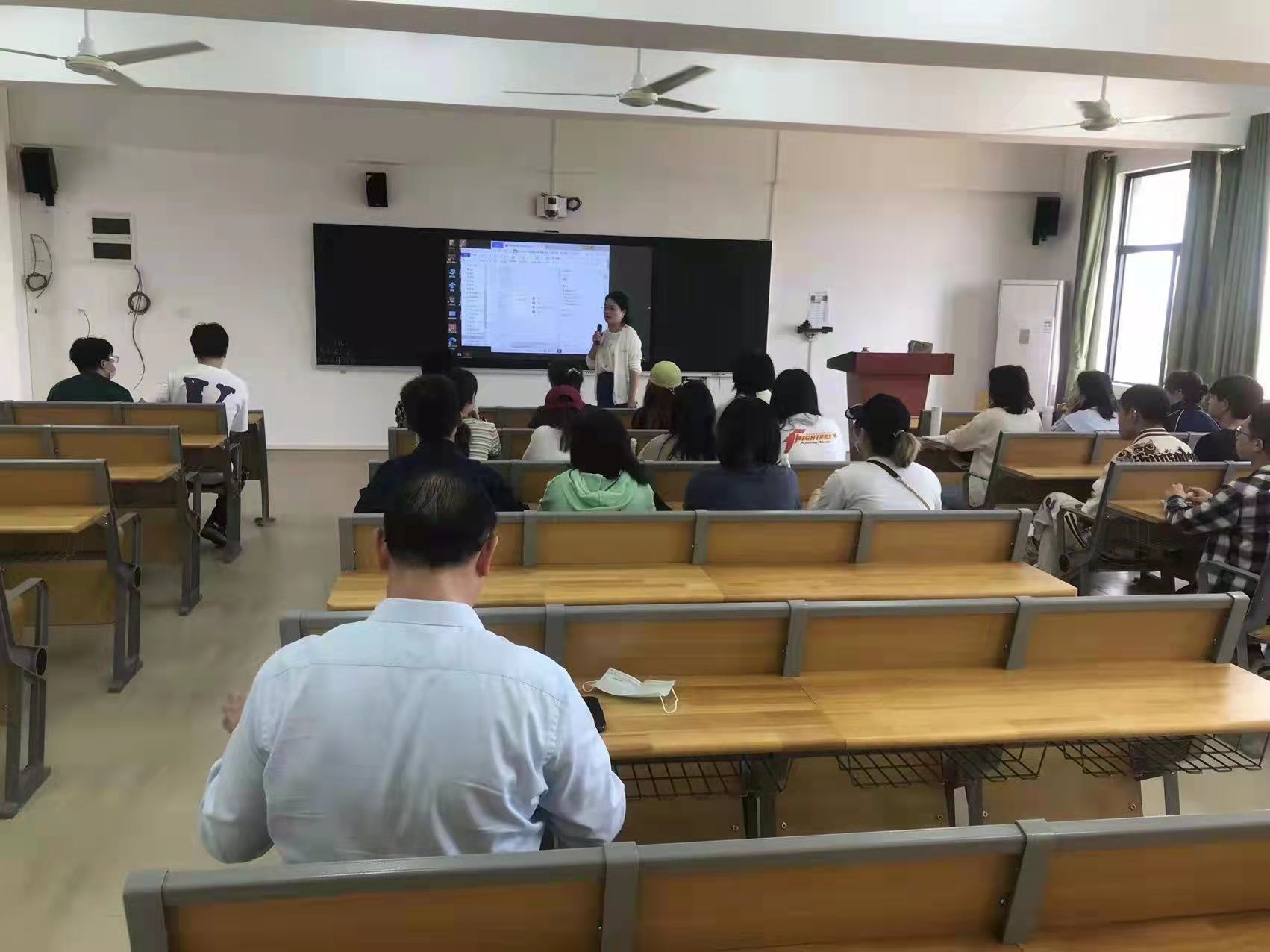 李森到教师教育学院听课