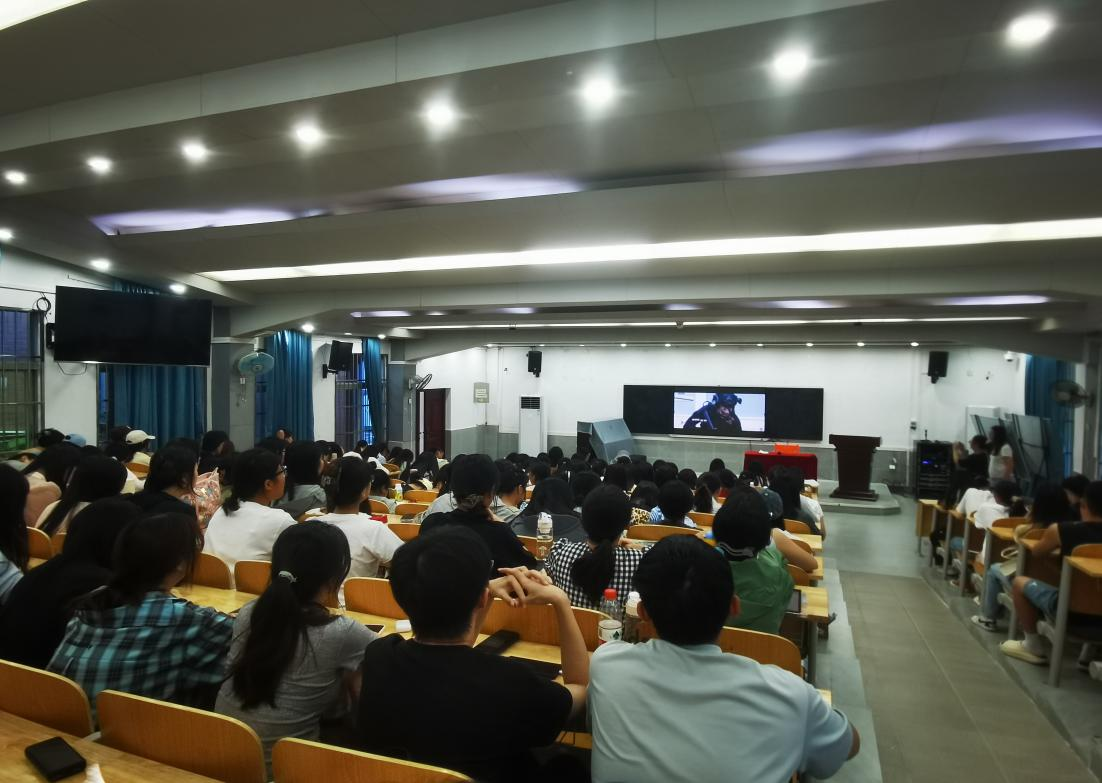 教师教育学院开展国防教育观影活动