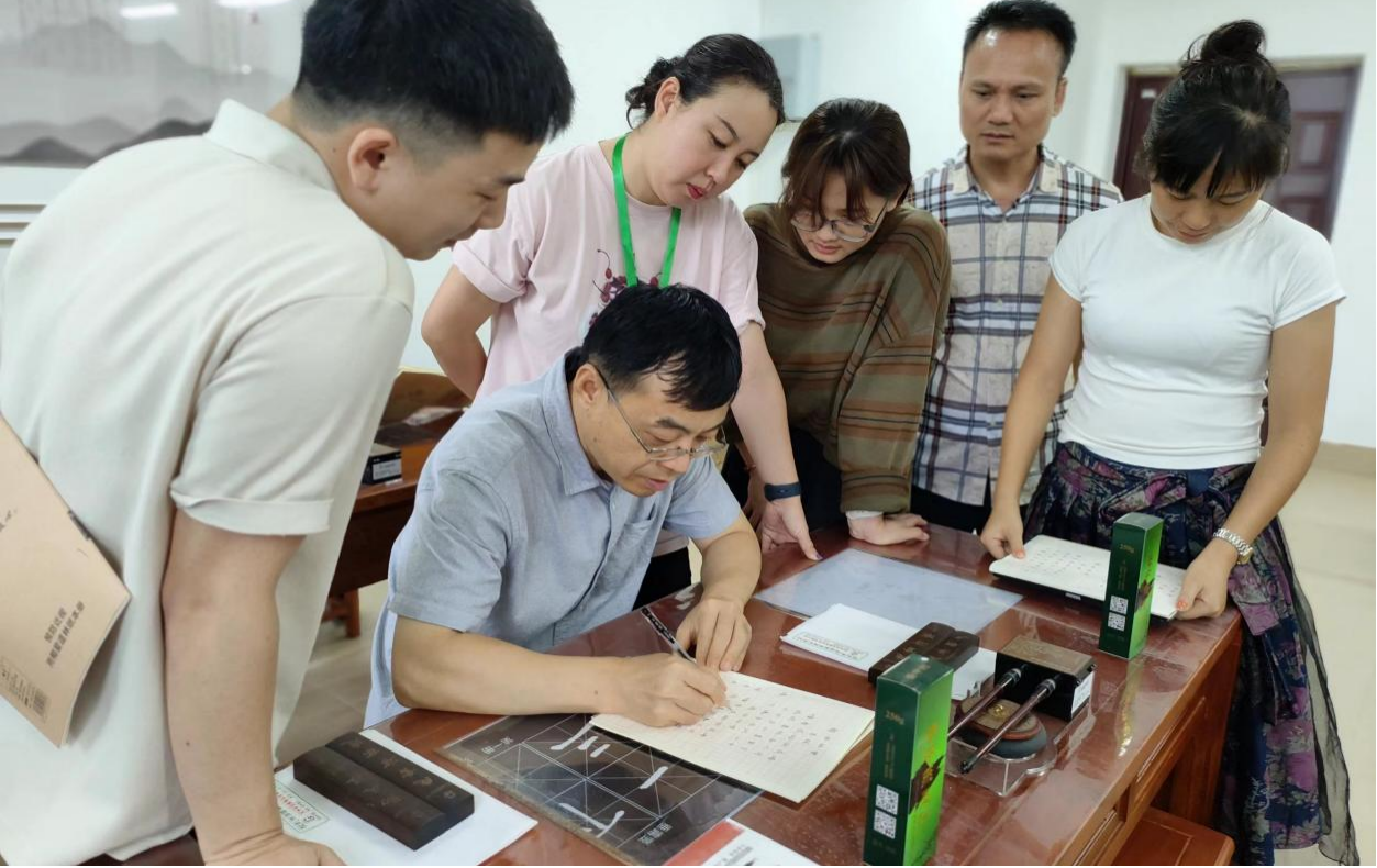 2023年海口市中小学书法教师书写技能提升培训顺利举办