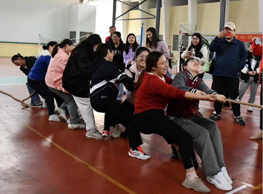 我院师生参加“三八”国际妇女节趣味拔河比赛