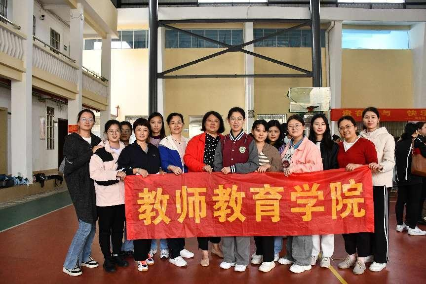 我院师生参加“三八”国际妇女节趣味拔河比赛