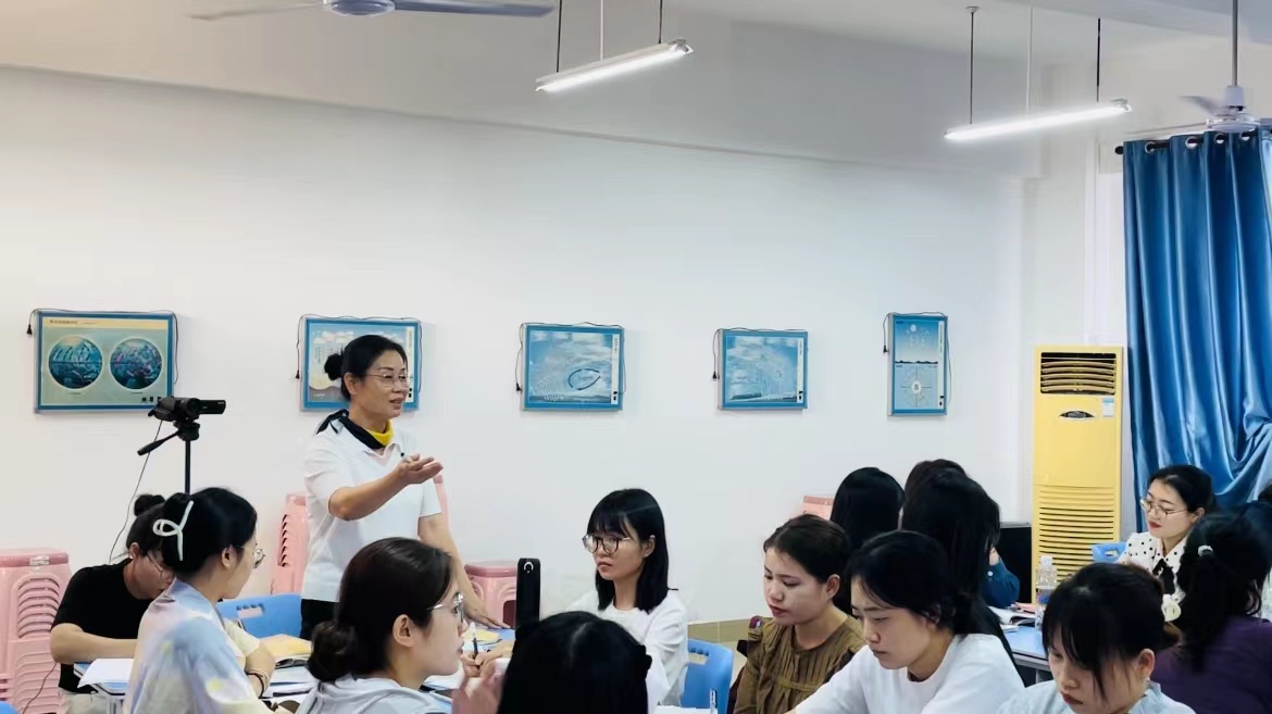 2022级学科思政专硕参加海口市第二中学教学活动