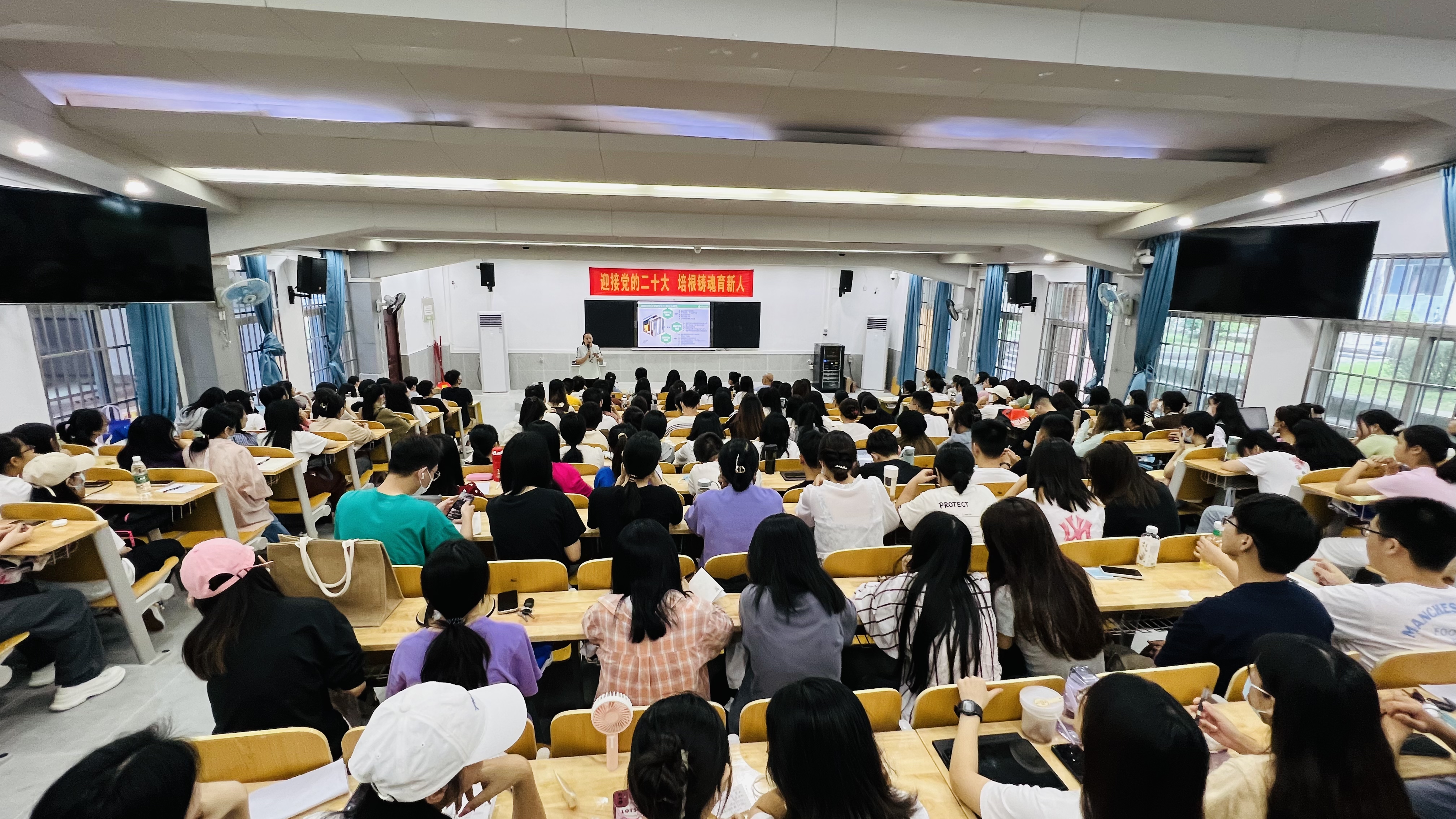 教师教育学院举行2022级研究生新生见面会暨入学教育第一课