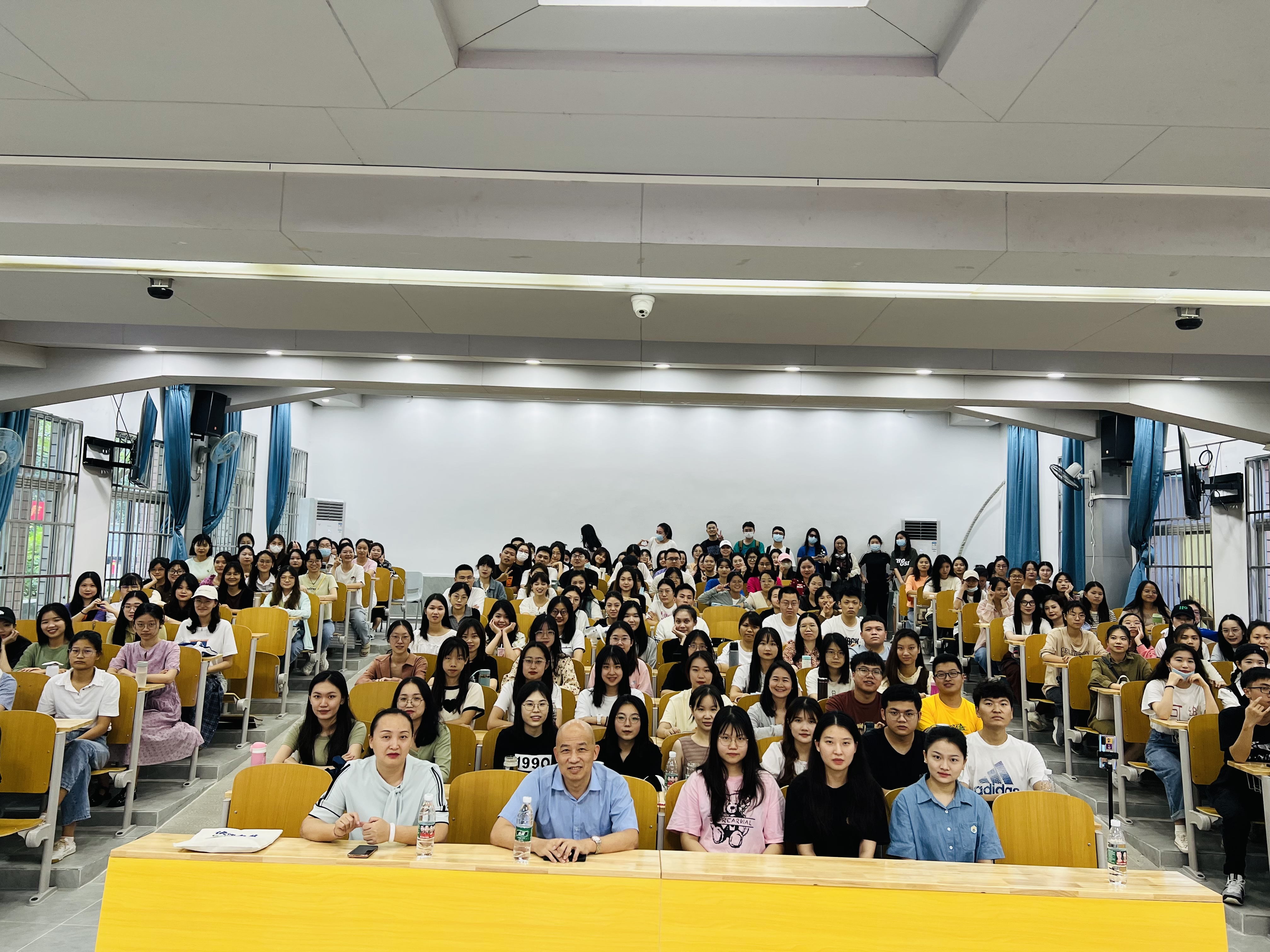 教师教育学院举行2022级研究生新生见面会暨入学教育第一课