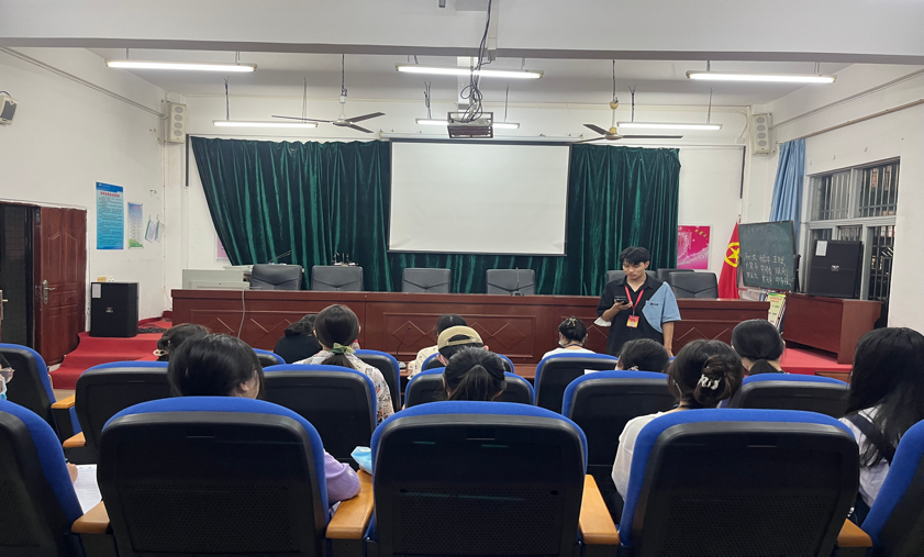 党建引领教育实践 海师大白沙实习生学习二十大精神