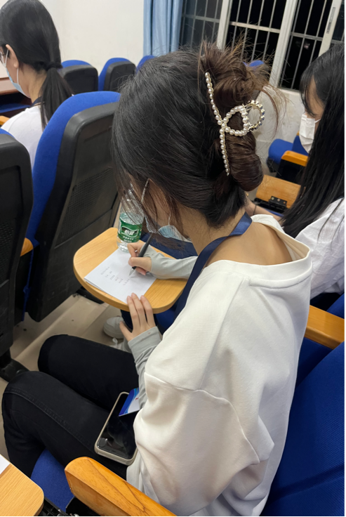 党建引领教育实践 海师大白沙实习生学习二十大精神
