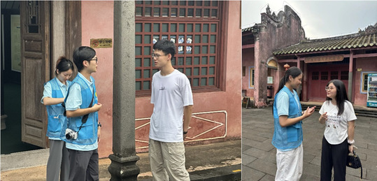 志愿者向游客讲解文昌孔庙的历史