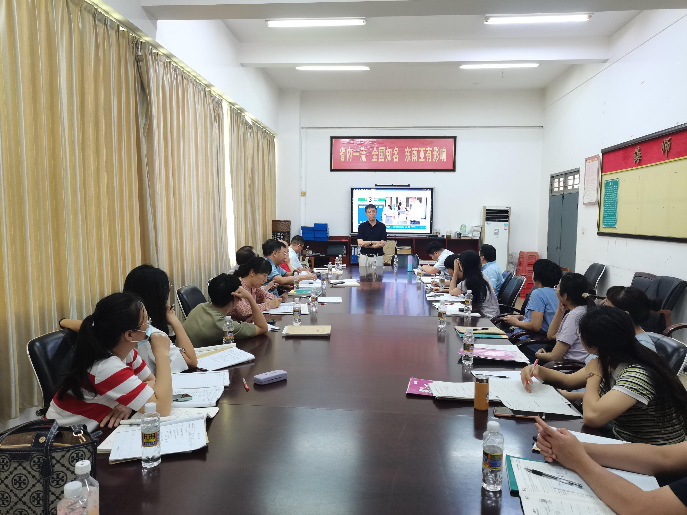 “教授博士帮扶基础教育”项目组帮扶附中数学教研组活动