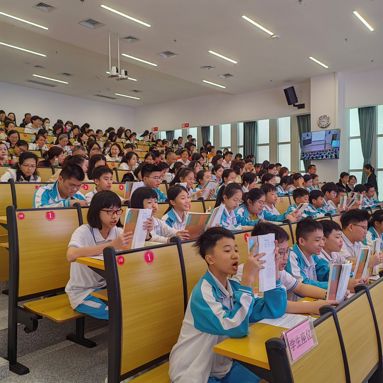 2023级学科语文研究生赴海南中学（美伦校区）参加教学开放周暨美府同课异构活动