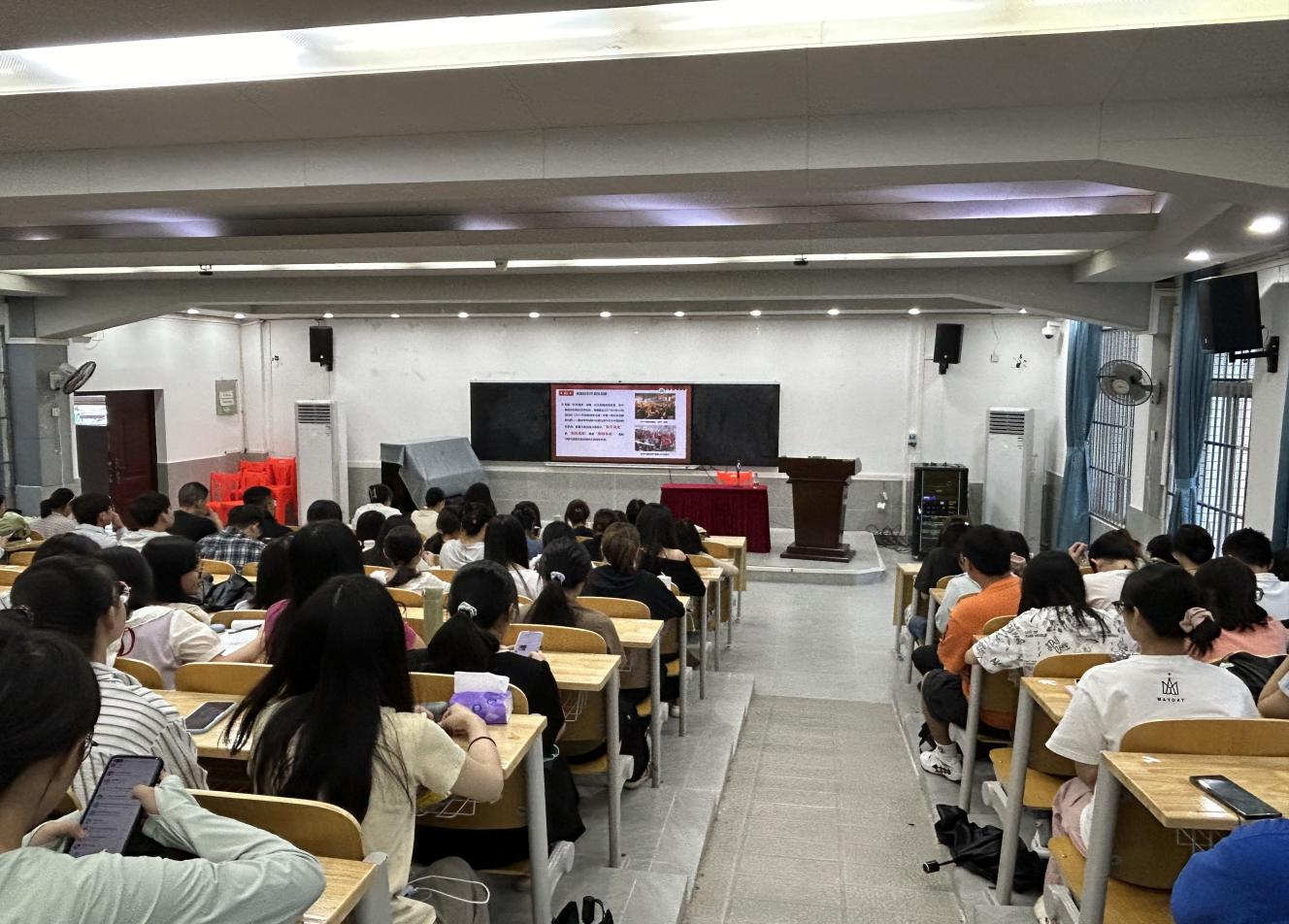 学院组织学生集中观看意识形态专题党课视频 ——《警钟长鸣——坚决打赢没有硝烟的战