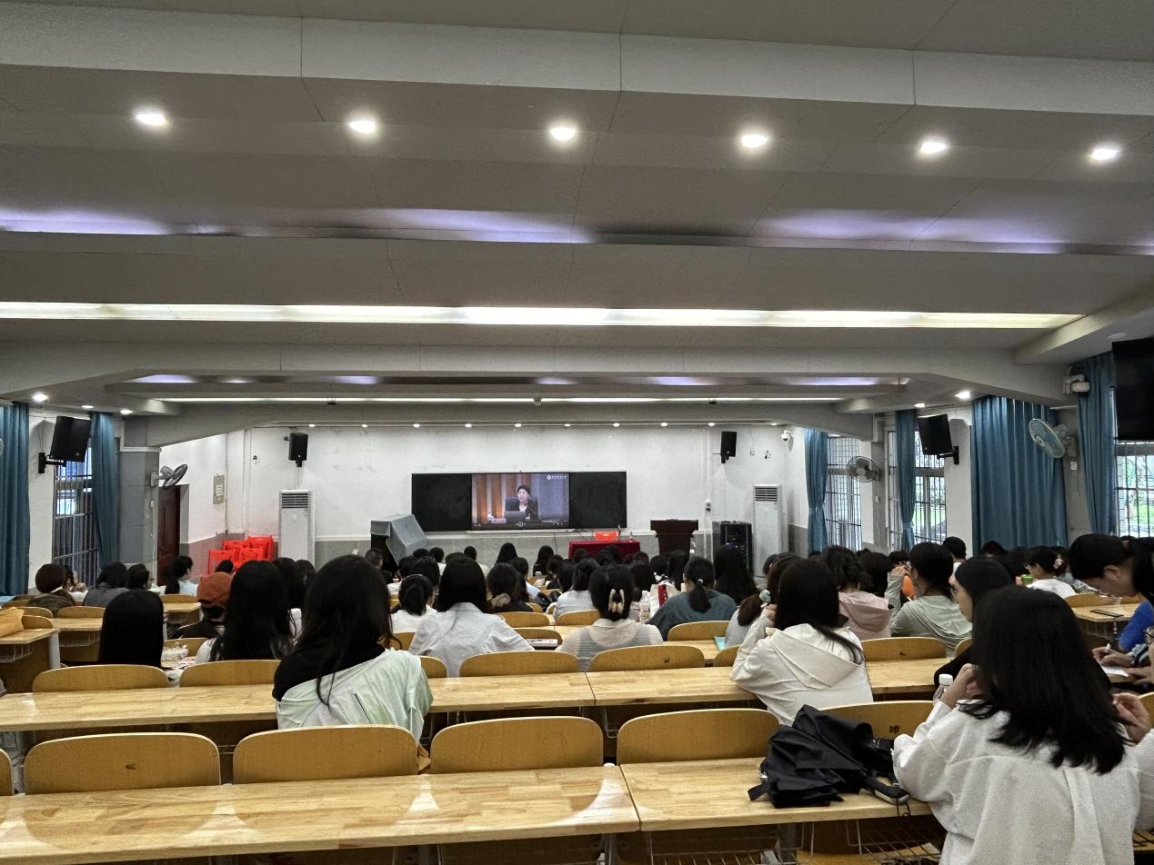 学院组织学生集中观看意识形态专题党课视频 ——《警钟长鸣——坚决打赢没有硝烟的战