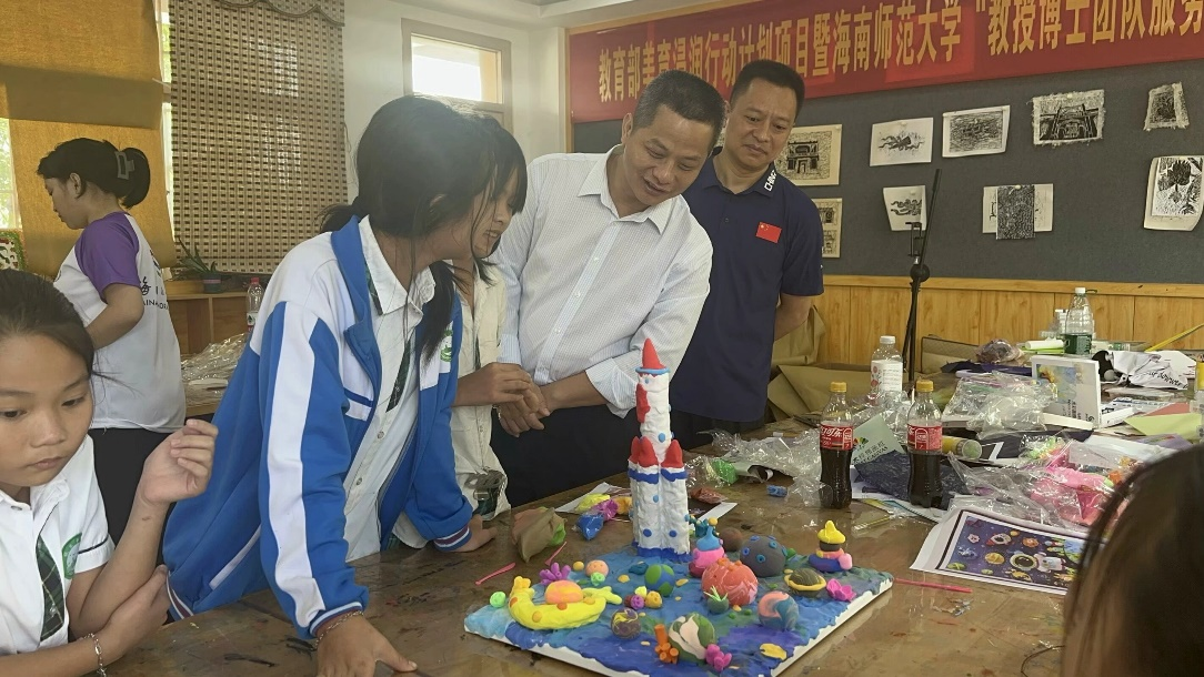 教师教育学院领导深入文昌联东中学视察暑期“三下乡”教育实践活动