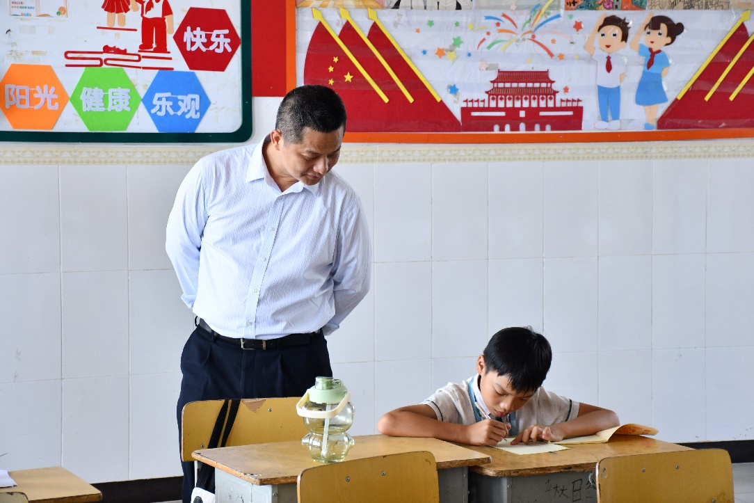 教师教育学院领导深入文昌联东中学视察暑期“三下乡”教育实践活动