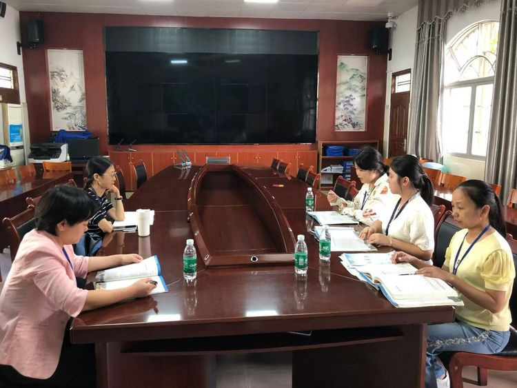 璞玉试锋芒 课堂蕴芬芳 ——嘉积二中全体实习生汇报课活动纪实
