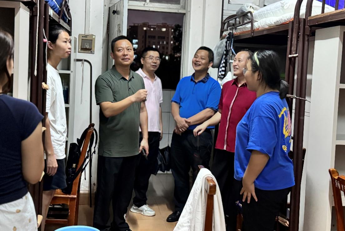 教师教育学院领导走访新生宿舍 共筑温暖校园新篇章