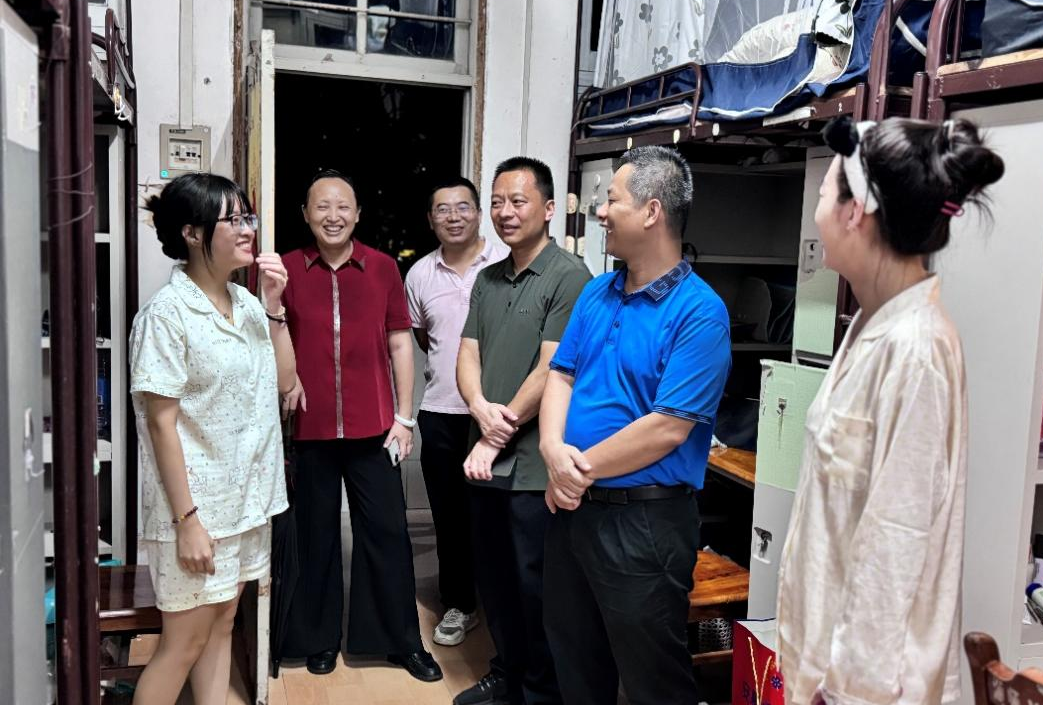 教师教育学院领导走访新生宿舍 共筑温暖校园新篇章