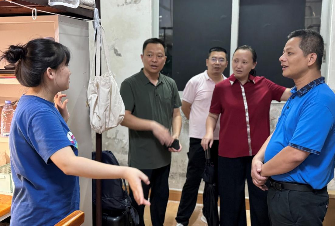 教师教育学院领导走访新生宿舍 共筑温暖校园新篇章