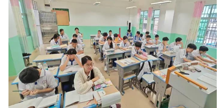 从理论到实践——保亭民族中学师德师风研讨会