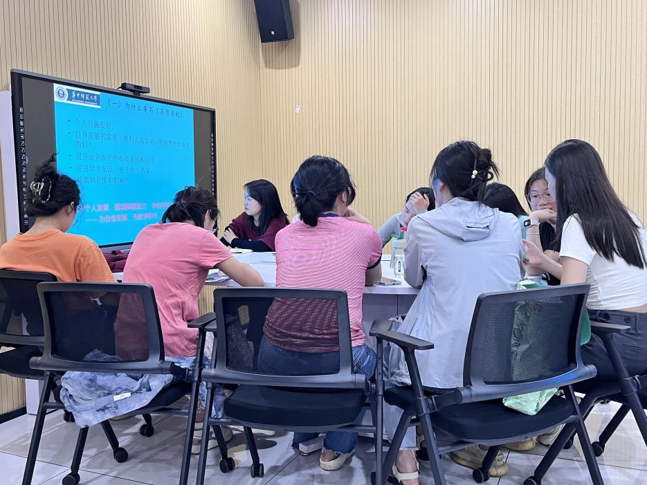 数学学科组举办“数学教研论文写作与投稿”讲座