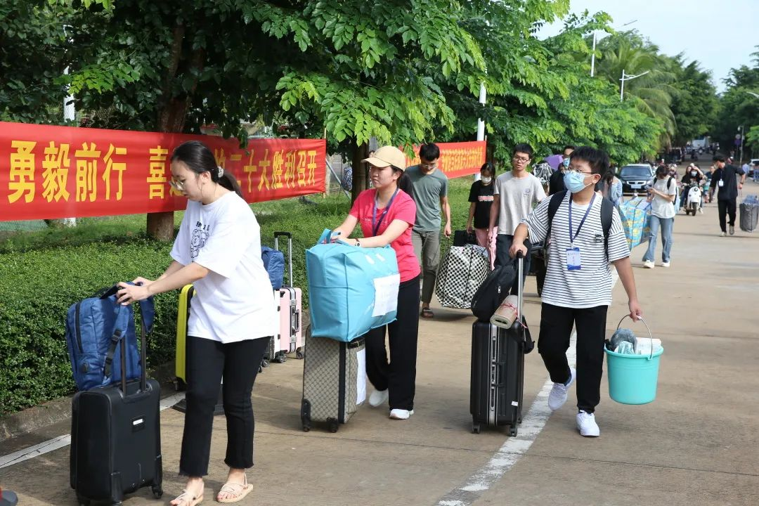 党的二十大报告在海师1667名实习生中引起热烈反响