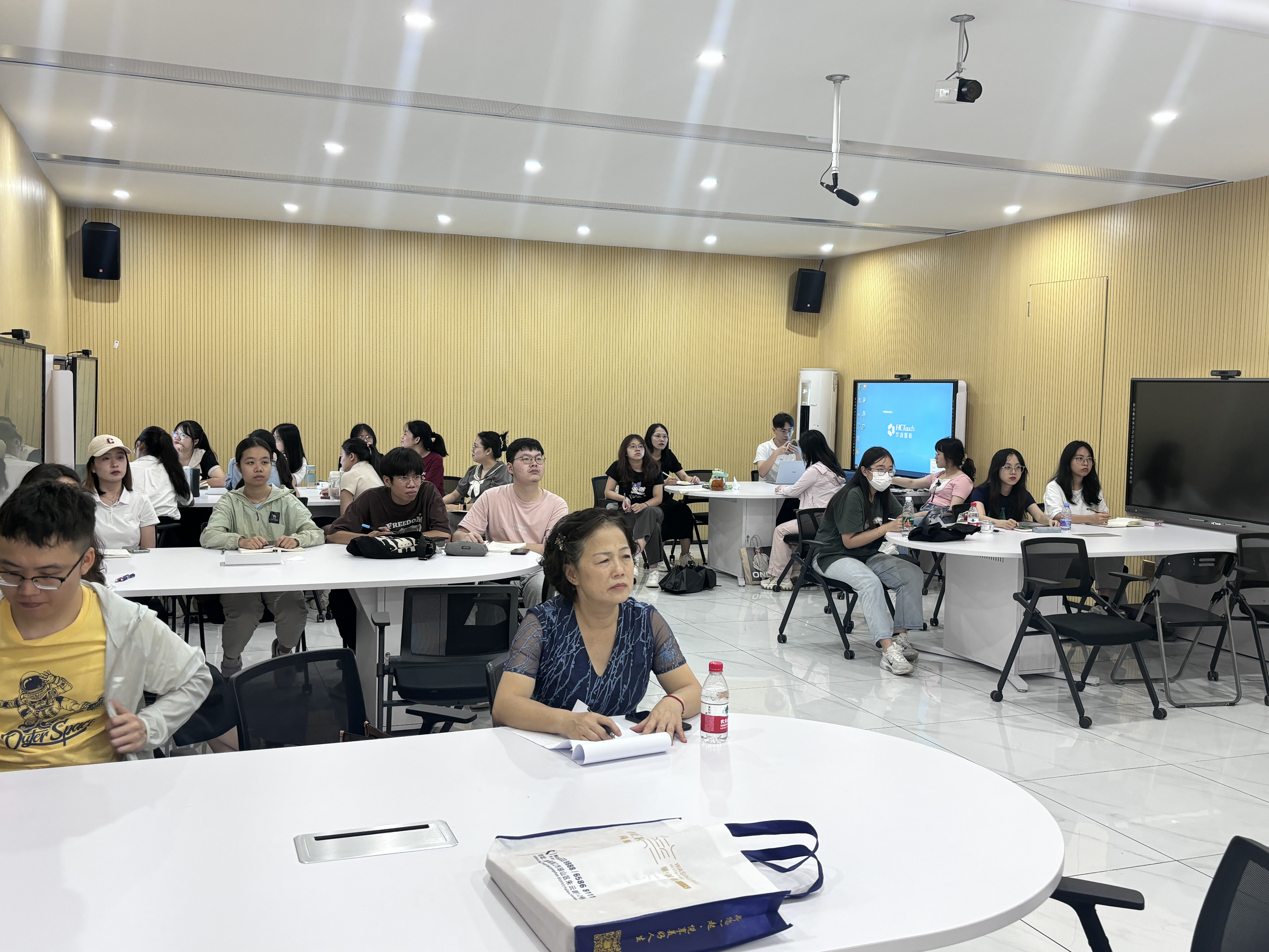 学科教学（生物）开展名师进课堂活动