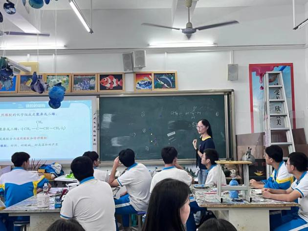 我院课题成果《橡胶分子链探秘》入选第六届“杨之光杯”全国青少年创意美术双年展