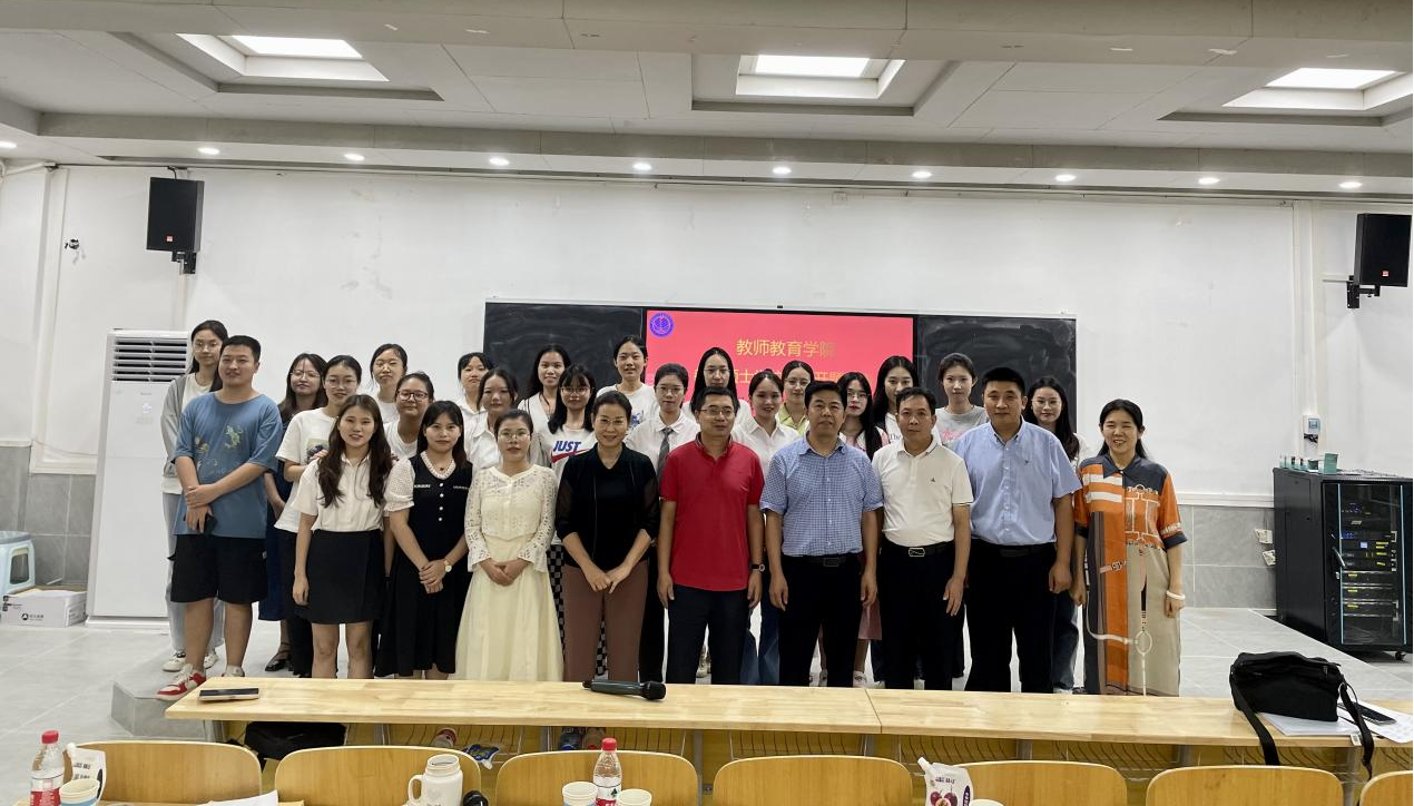 我院2022级学科教学（思政）教育硕士学位论文开题报告圆满结束