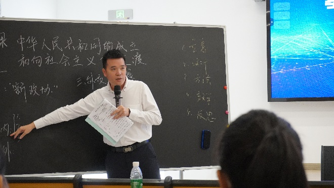 2023级学科历史专业硕士赴海南中学（美伦校区）参加教学开放周暨美府同课异构活动