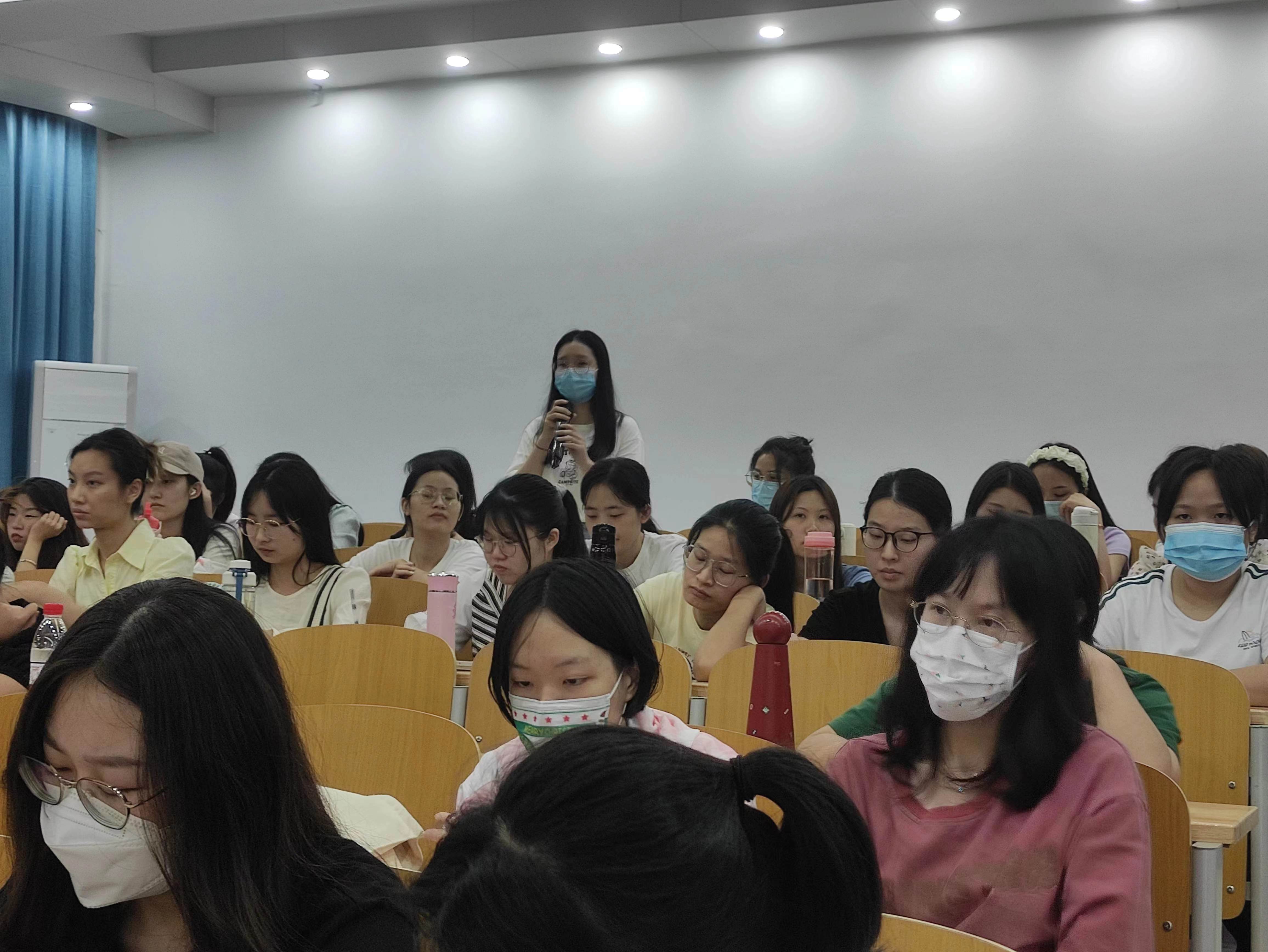 教师教育学院举办主题班会学术报告