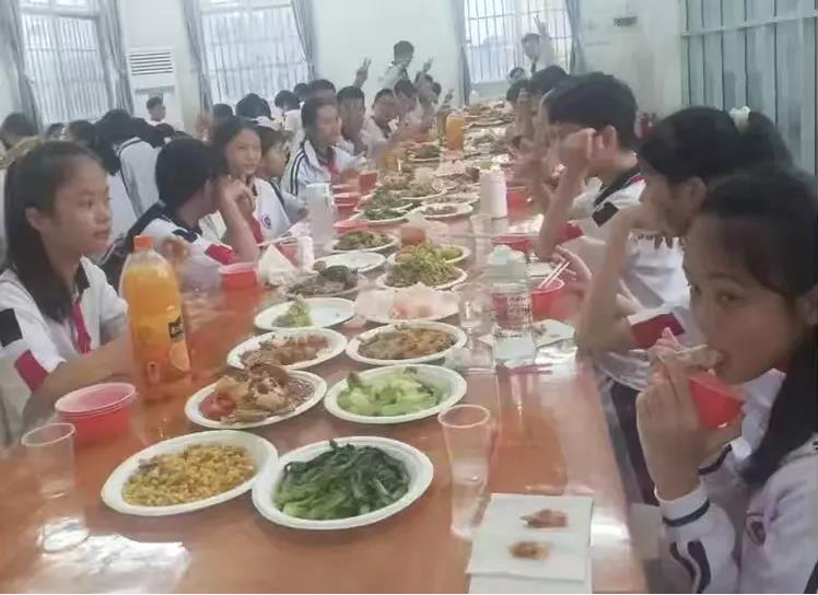 美味共享，亲子厨艺秀——红旗中学亲子厨艺活动