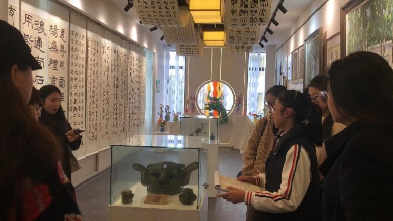 2023级学科美术专业研究生观摩海口市义务教育阶段美术学科研讨课现场展示活动