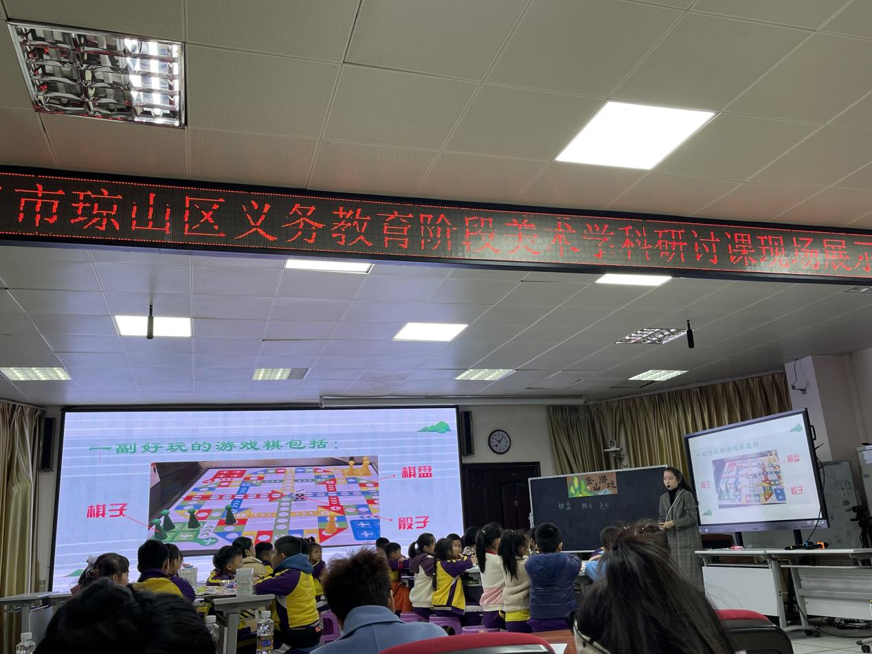 2023级学科美术专业研究生观摩海口市义务教育阶段美术学科研讨课现场展示活动