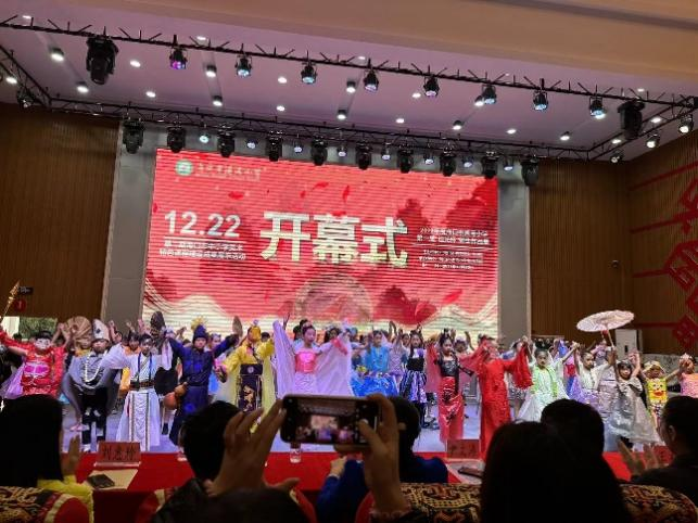 2023级学科美术专业研究生观摩海口市义务教育阶段美术学科研讨课现场展示活动